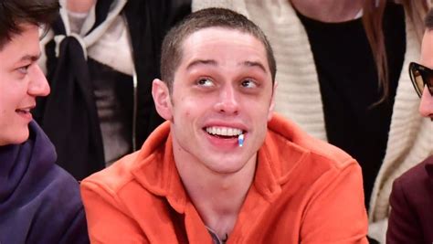 Pete Davidson Poses Naked For Paper Magazine, Wheres His。